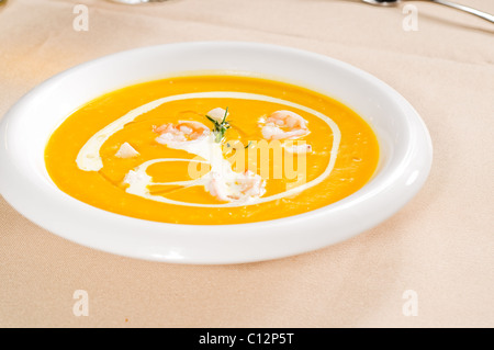 Crevettes fraîches et crème de potiron soupe ,avec lait crème sur le dessus Banque D'Images