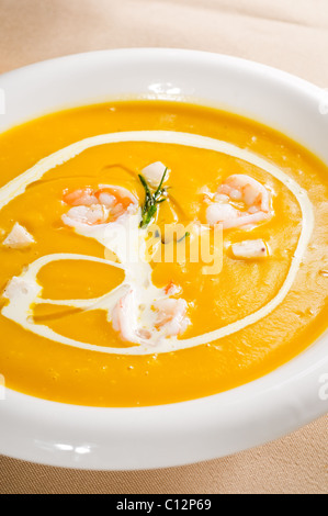 Crevettes fraîches et crème de potiron soupe ,avec lait crème sur le dessus Banque D'Images