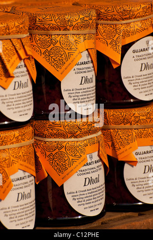 Pots de pâte d'épices pour curry Dhal lentilles pour vente à la Borough Market, London. Banque D'Images