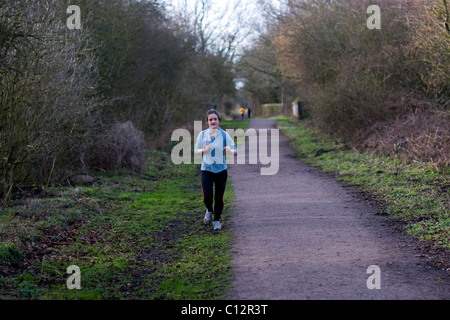 Jeune femme tournant sur sentier à Kenilworth, Warwickshire. Banque D'Images
