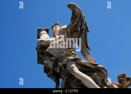 Ange avec la colonne sur le pont de San Angelo, Cité du Vatican, Rome, Italie Banque D'Images