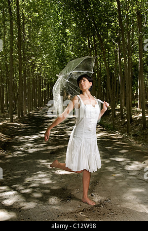 Femme se trouve dans le centre commercial de peuplier de Fuente Vaqueros, holding umbrella, Granada, Espagne Banque D'Images