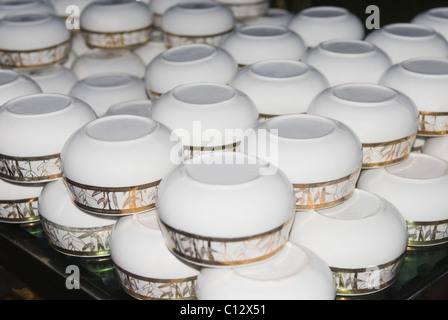 Bols à soupe disposés sur une table dans un mariage Banque D'Images