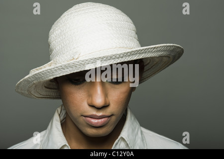 Close-up of a gay homme portant un chapeau Banque D'Images