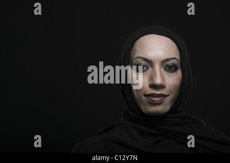 Portrait d'un homme gay portant un hijab and smiling Banque D'Images