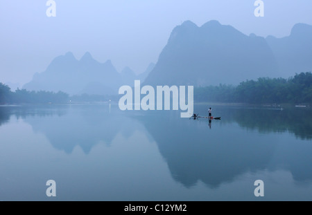 Pêcheur de Li Rivernear dans Yangshuo Guilin région de Chine Banque D'Images