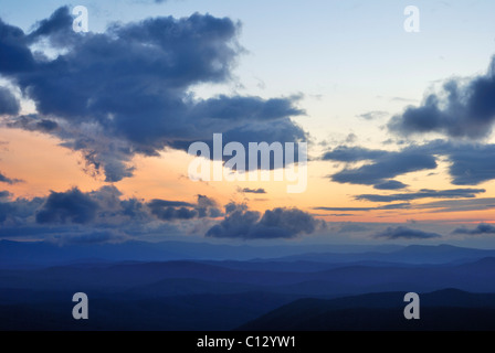 Lever du soleil à Chatyr-dag plateau montagneux sur la Crimée Banque D'Images