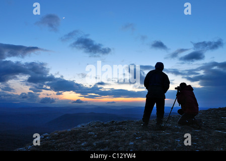 La prise de photo de photographes sunrise at Chatyr-dag plateau montagneux sur la Crimée Banque D'Images