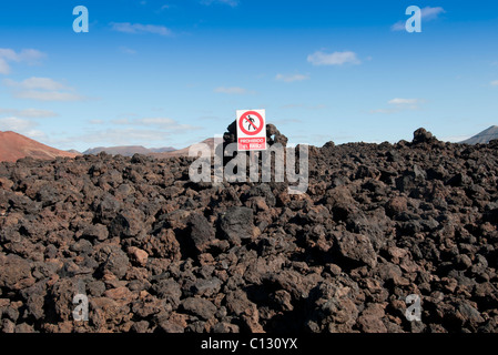 Ne marchez pas signer des roches de lave Lanzarote Banque D'Images