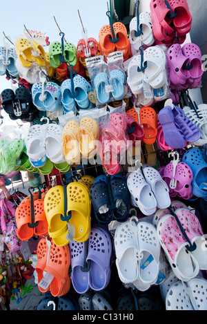 Tongs se tiennent à l'extérieur boutique à Playa Blanca Banque D'Images