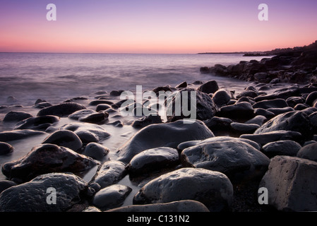 Rochers noirs au coucher du soleil Banque D'Images