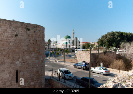Israël, Acre, Ahmed Al Jazzar mosquée comme vu de les murs autour de la vieille ville d'acre Banque D'Images