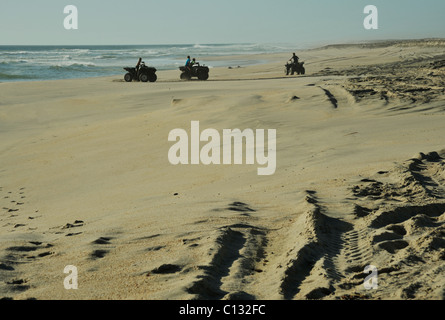 Scène de personnes équitation ATV quad sur plage près de Henties Bay Namibie Sport Vacances Voyage Paysages tous les jours de l'activité Banque D'Images