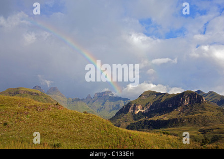 Arc-en-ciel sur corne intérieure et extérieure, la Bell et Cathedral Peak, Drakensberg, la province du KwaZulu Natal, Afrique du Sud Banque D'Images