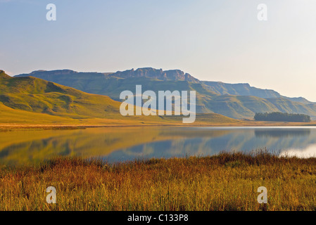 Les montagnes représentent dans le lac dans la vallée de Sani, Drakensberg, la province du KwaZulu Natal, Afrique du Sud Banque D'Images