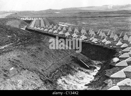 GERMAN TANK casiers dans la ligne Siegfried photographiée en faisant progresser les forces russes en 1945 Banque D'Images