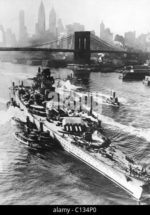 BATLESHIP FRANÇAIS RICHELIEU passe Pont de Brooklyn, NY, avec tourelle endommagé pour la repose à New York Navy Yard le 30 janvier 1943 Banque D'Images