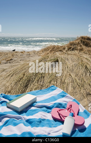 USA, Massachusetts, serviette sur l'ammophile on beach Banque D'Images