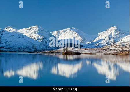 Loch Arklet, les Trossachs, Stirling, Ecosse, Royaume-Uni. Les Alpes Arrochar se reflètent dans le lac. Banque D'Images