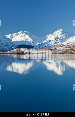 Loch Arklet, les Trossachs, Stirling, Ecosse, Royaume-Uni. Les Alpes Arrochar se reflètent dans le lac. Banque D'Images