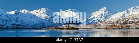 Loch Arklet, les Trossachs, Stirling, Ecosse, Royaume-Uni. Les Alpes Arrochar se reflètent dans le lac. Banque D'Images