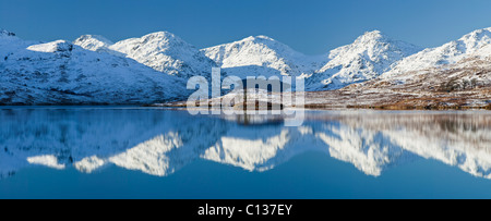 Loch Arklet, les Trossachs, Stirling, Ecosse, Royaume-Uni. Les Alpes Arrochar se reflètent dans le lac. Banque D'Images