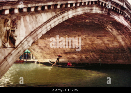 Pont du Rialto et gondole, Venise. Banque D'Images