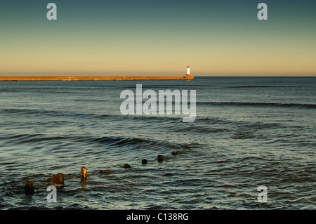 Jetée et phare de Berwick-upon-Tweed, Northumberland, Angleterre sous le soleil d'hivers jour en janvier avec un brise-lames. Banque D'Images