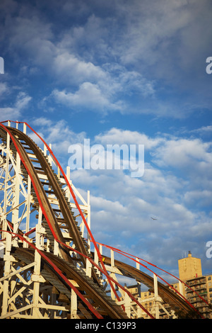 USA, New York City, Coney Island, rollercoaster Banque D'Images