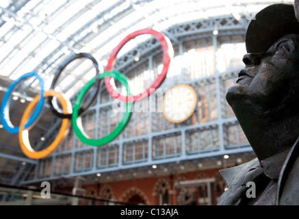 Anneaux olympiques à St Pancras International Station, London avec statue du poète Sir John Betjeman Banque D'Images