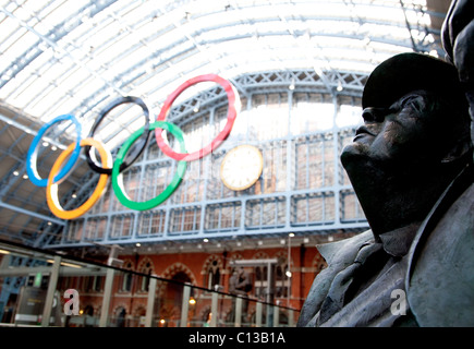 Anneaux olympiques à St Pancras International Station, London avec statue du poète Sir John Betjeman Banque D'Images