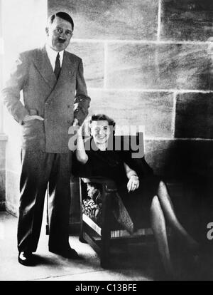 De gauche, Adolf Hitler, Eva Braun, à l'Berchesgaden, Bavaria, ca. 1940 Banque D'Images