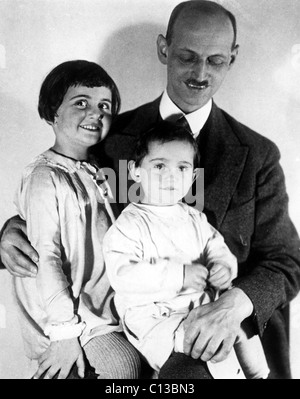 Otto Frank avec ses filles Margot et Anne (assis sur ses genoux), vers 1931 Banque D'Images