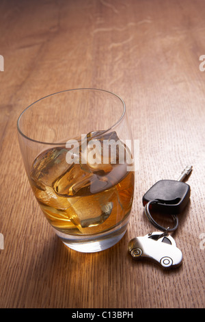 Un verre d'alcool et des clés de voiture Banque D'Images