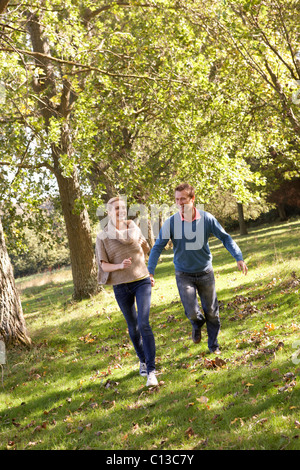 Young couple having fun in park Banque D'Images