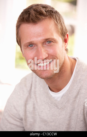 Jeune homme pose en studio Banque D'Images