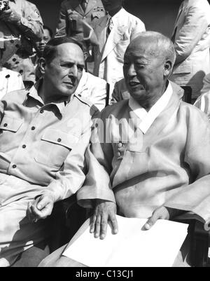 De gauche, le général Douglas MacArthur, président coréen Syngman Rhee, cérémonie à Séoul Corée déclarer une république, le 15 août 1948