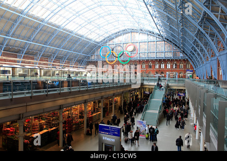 United Kingdom London St Pancras International Station de chemin de fer l'anneaux olympiques 2012 Banque D'Images