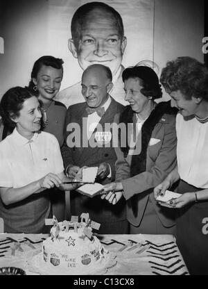 Élections américaines. De gauche : Alabama Directrice des activités GOP Pearle H. Wates, Betty Davidson, président républicain de l'Alabama Claude O. Vardaman, Mme Vardaman, Mme R.M. Kimzey, célébrant l'ex-général et candidat à la présidence US (et futur président des Etats-Unis) Dwight Eisenhower's 62e anniversaire, Octobre, 1952. Banque D'Images