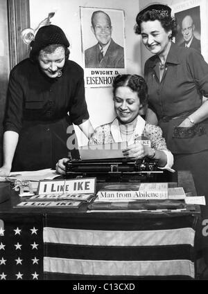 Élections américaines. De gauche à droite : Mme Herbert Ryding, Jr., New York Directrice des activités GOP Pearle H. Wates, S.E. Mme Simon s'organiser pour l'ex-général et candidat à la présidence US (et futur président américain Dwight Eisenhower, 1952). Banque D'Images