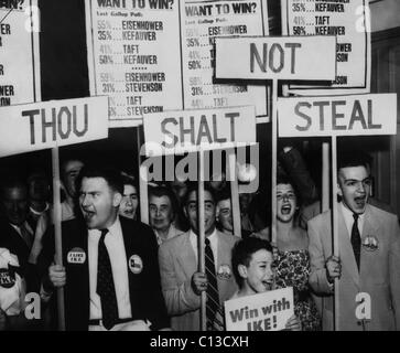 Élections américaines. Les partisans de l'ex-général (et futur président des Etats-Unis) Dwight Eisenhower démontrer sur le plancher de la Convention nationale républicaine à Chicago, Illinois, Juillet, 1952. Banque D'Images