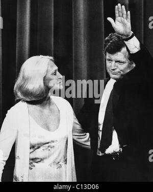 Élections américaines. Joan Kennedy avec mari et le sénateur américain Edward Kennedy après son discours à la Convention Nationale Démocratique à Madison Square Garden, New York City, New York, août 1980. Banque D'Images