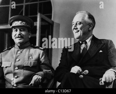 La Seconde Guerre mondiale. Le Premier ministre soviétique Joseph Staline et le président américain Franklin Delano Roosevelt sur le perron de l'ambassade russe à Téhéran, Iran, 1943. Banque D'Images