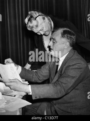 Présidence du FDR. Sara Delano Roosevelt (mère de FDR), avec le président américain Franklin Delano Roosevelt, vers le milieu des années 1930. Banque D'Images