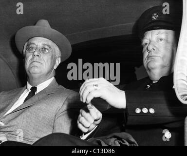 La Seconde Guerre mondiale. Le président américain Franklin Delano Roosevelt avec le Premier ministre britannique, Winston Churchill, d'arriver à Washington, D.C., pour la troisième Conférence de Washington (nom de Trident), le 11 mai 1943. Banque D'Images