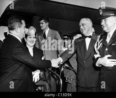 Présidence du FDR. De gauche à droite : le Président Mexicain Manuel Avila Camacho et épouse Soledad Orozco Camacho nous saluer le Président Franklin Delano Roosevelt et le général Edwin Watson à Monterrey, Mexique, 1943. Banque D'Images