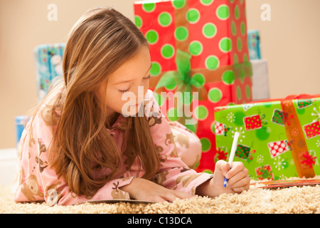 USA, Utah, Léhi, girl (6-7) la préparation des cadeaux de Noël Banque D'Images