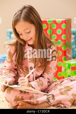 USA, Utah, Léhi, girl (6-7) la préparation des cadeaux de Noël Banque D'Images