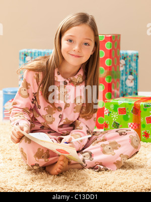 USA, Utah, Léhi, Portrait of Girl (6-7) la préparation des cadeaux de Noël Banque D'Images