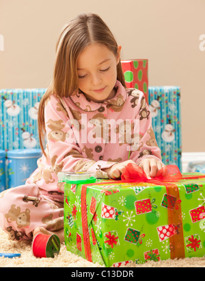 USA, Utah, Léhi, girl (6-7) la préparation des cadeaux de Noël Banque D'Images